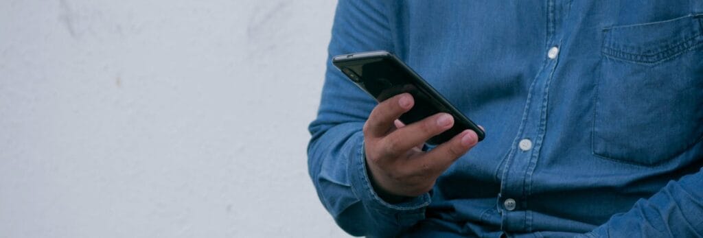 mobilusis telefonas rankoje