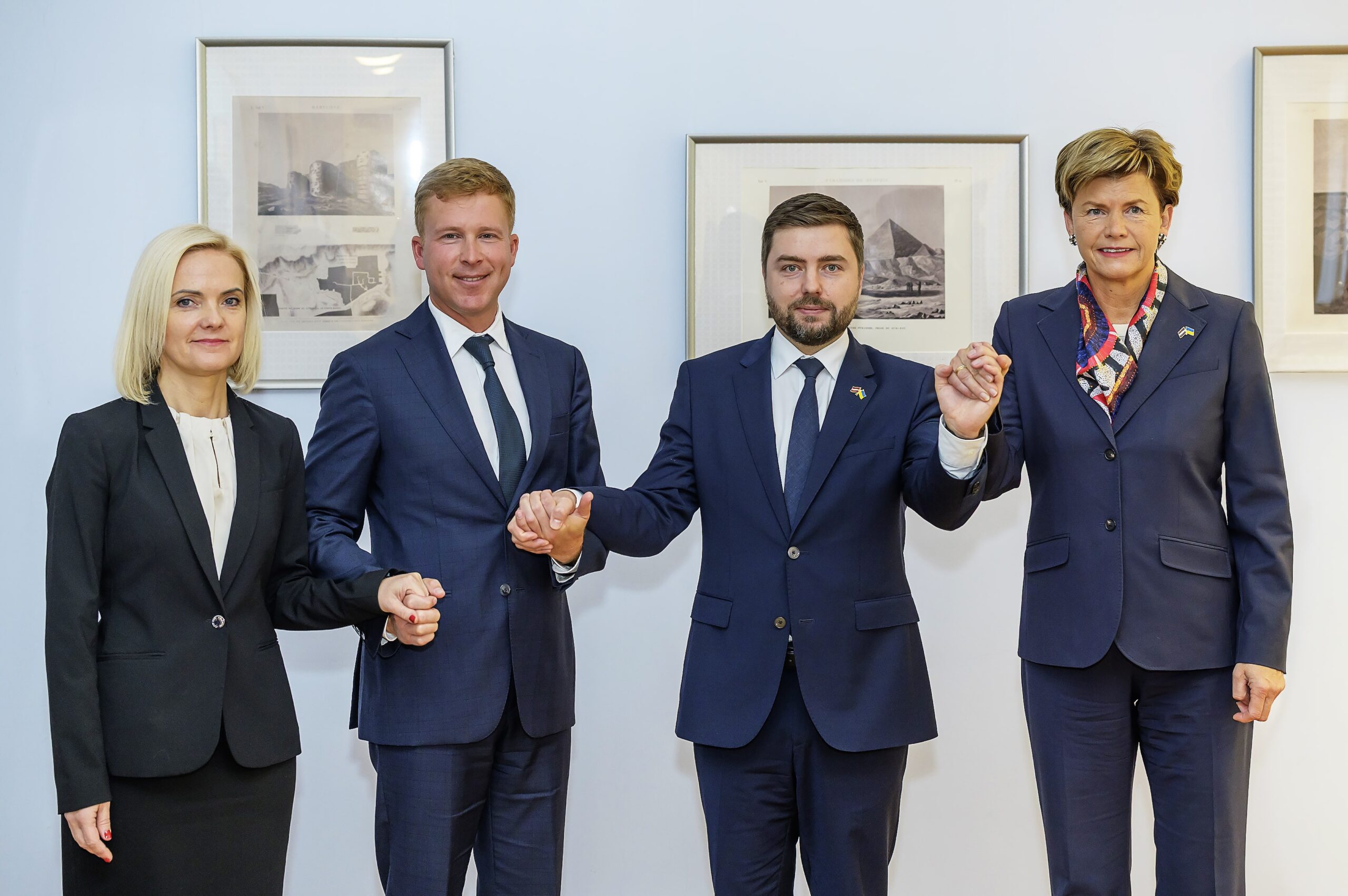 Artūrs Vasiļevskis andis sümboolselt Ukraina saatkonnale Lätis üle AI-powered tõlkeplatvormi